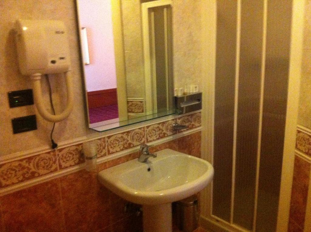 Hotel Impero Brescia Zimmer foto